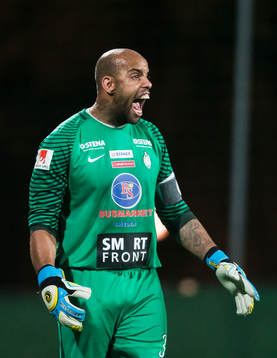 Athletics målvakt Joshua Wicks reagerar