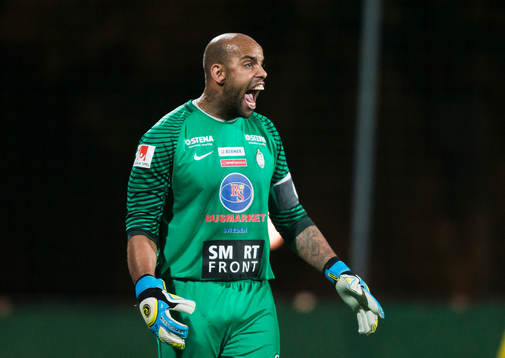 Athletics målvakt Joshua Wicks reagerar