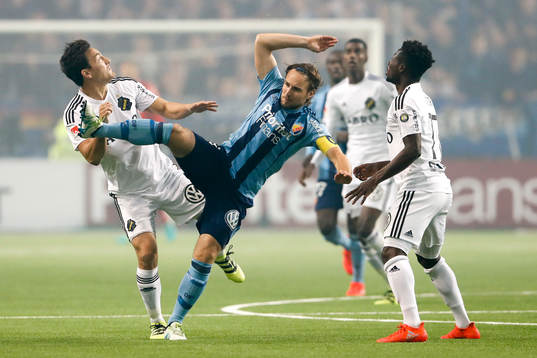 s Stefan Ishizaki och AIK:s Ebenezer Ofori och Djurgårdens