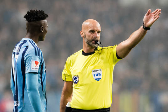 Djurgårdens Michael Olunga och domare Stefan Johannesson