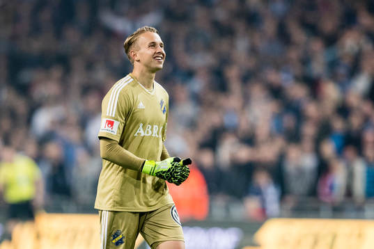 s målvakt Patrik Carlgren ser glad ut