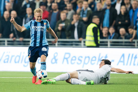 Djurgårdens Elliot Käck blir av med bollen i en