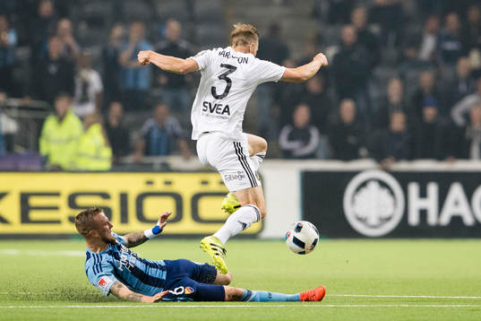 Djurgårdens Alexander Faltsetas med en glidtackling mot
