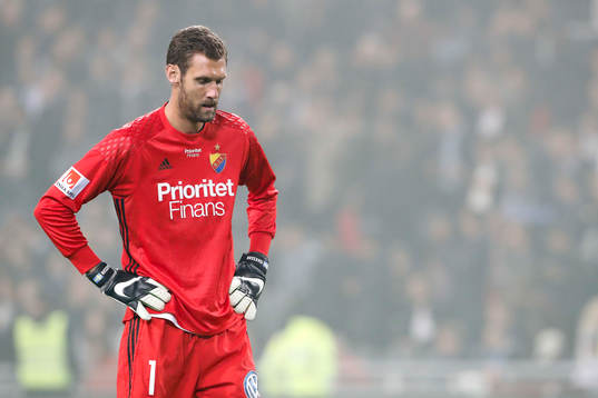 Djurgårdens målvakt Andreas Isaksson deppar