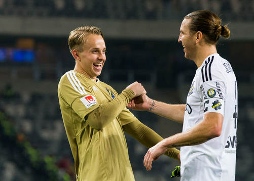 s målvakt Patrik Carlgren och Nils-Eric Johansson jublar