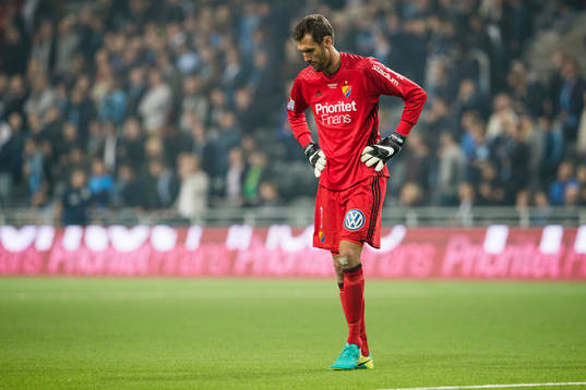 Djurgårdens målvakt Andreas Isaksson ser deppig ut