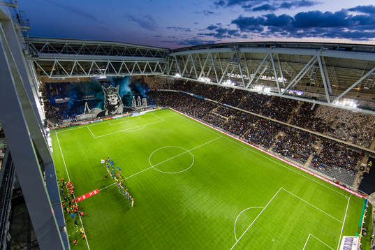 Djurgårdens supportrar med ett TIFO när spelarna ställer