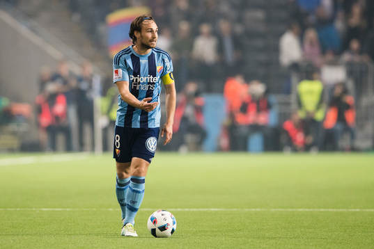 Djurgårdens Kevin Walker med bollen
