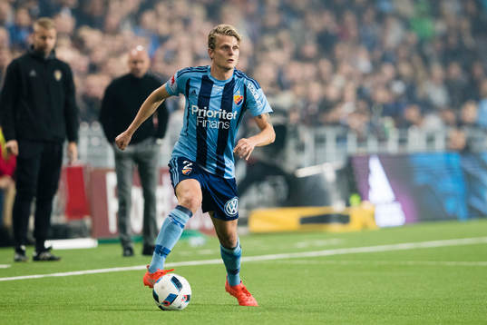 Djurgårdens Tim Björkström med bollen