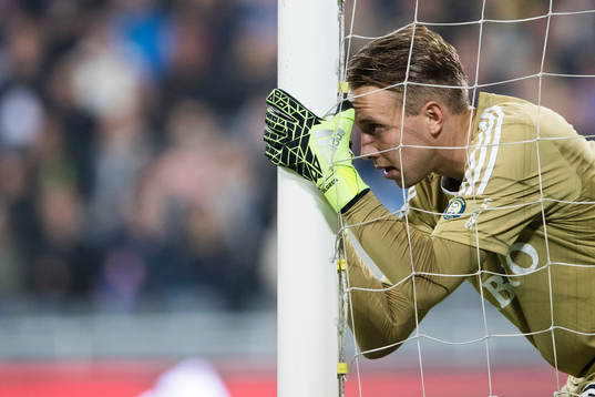 s målvakt Patrik Carlgren ser till att muren står rätt