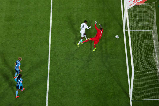 s Alexander Isak nickar in 0-2 för AIK bakom Djurgårdens