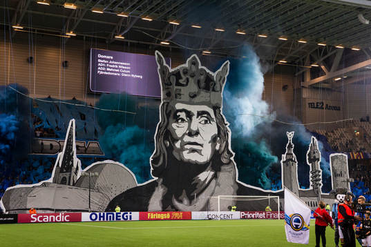 Djurgårdens supportrar med ett TIFO innan fotbollsmatchen