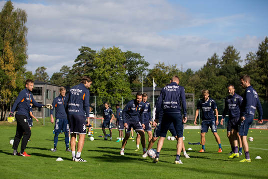 IFK Göteborg värmer upp med kvadraten, i mitten Martin