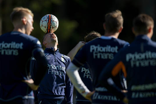 IFK Göteborgs Sebastian Eriksson balanserar bollen på