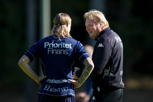 IFK Göteborgs Elias Mar Omarsson pratar med tränare