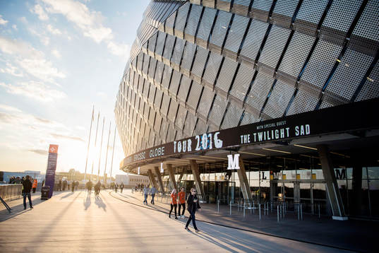 Åskådare utanför Tele2 Arena