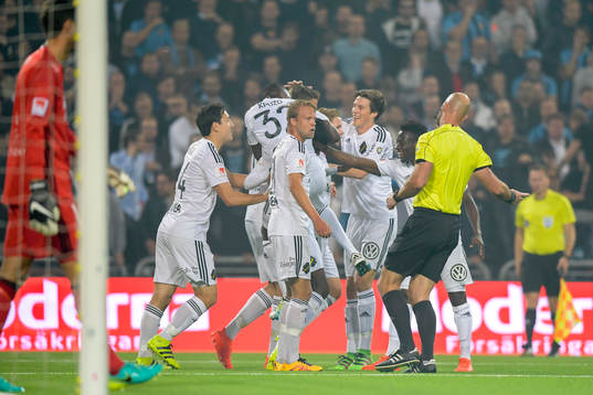 s Alexander Isak jublar med lagkamrater