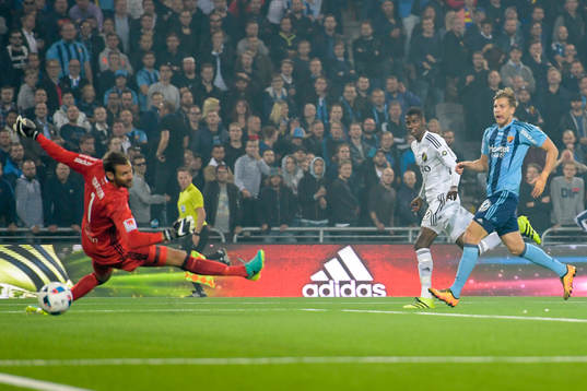 s Alexander Isak gör 0-1 bakom Djurgårdens målvakt