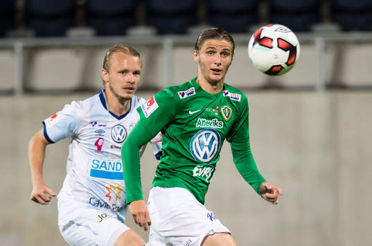 Jönköpings Pawel Cibicki jagas av Gefles Jesper Florén