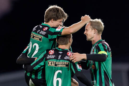Varbergs Joel Palmquist (v) jublar