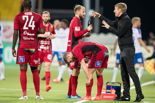 Östersunds tränare Graham Potter pratar med Curtis Edwards