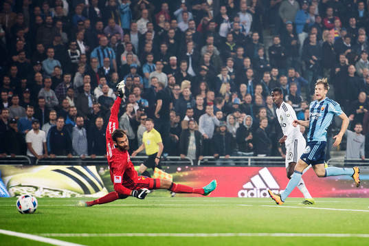 s Alexander Isak gör 0-1 bakom Djurgårdens målvakt