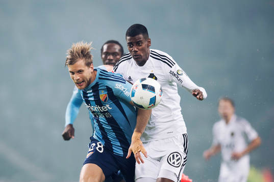 s Alexander Isak i närkamp
