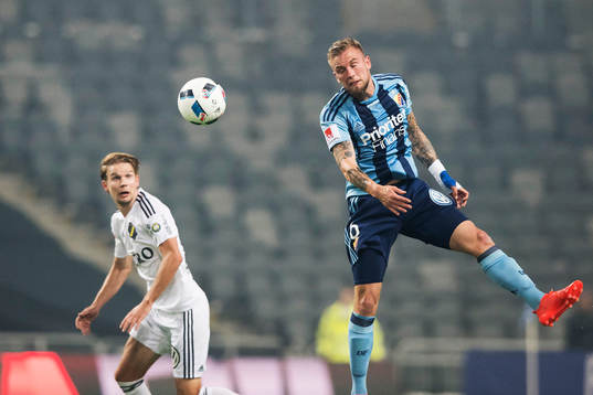 Djurgårdens Alexander Faltsetas nickar bollen