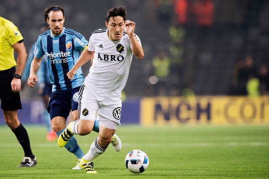 s Stefan Ishizaki med bollen