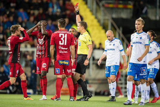Östersunds Ronald Mukiibi får rött kort
