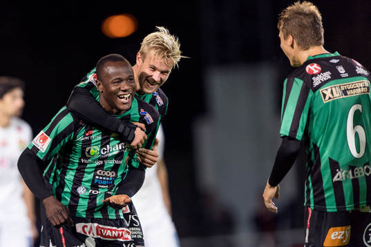 Varbergs Nsima Peter med Mats Andre Kaland på ryggen jublar