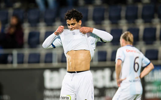 Gefles Joshua Nadeau reagerar på ett gult kort