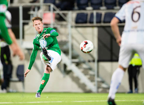Jönköpings Tommy Thelin med en frispark