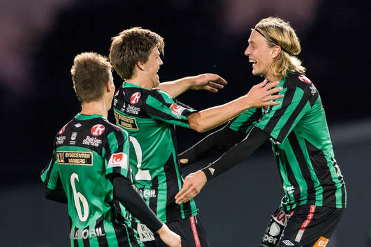 Varbergs Joel Palmquist  i mitten har gjort 1-0 och jublar