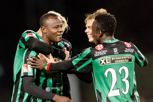 Varbergs Nsima Peter (v) har gjort 2-0 och laget jublar