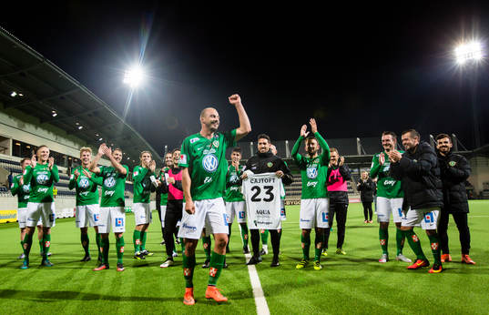 Jönköpings Pär Eriksson leder en dans framför de