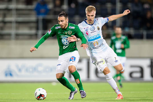 Jönköpings Dzenis Kozica i kamp om bollen med Gefles