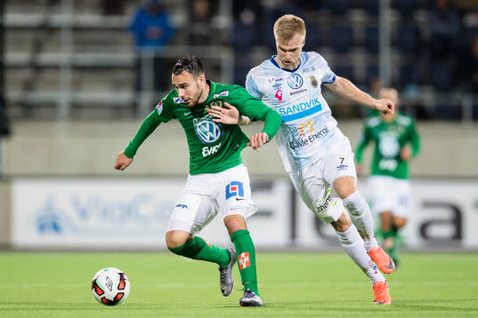 Jönköpings Dzenis Kozica i kamp om bollen med Gefles