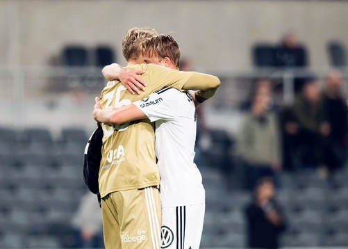 s målvakt Patrik Carlgren och Daniel Sundgren kramar om