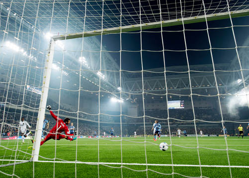 s Alexander Isak gör 0-1 bakom Djurgårdens målvakt