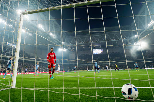 Djurgårdens målvakt Andreas Isaksson deppar