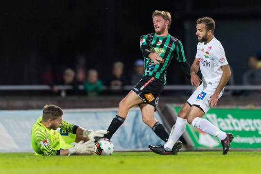Dalkurds målvakt Frank Pettersson räddar framför