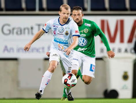 Gefles Jonas Lantto jagas av Jönköpings Robert Gojani