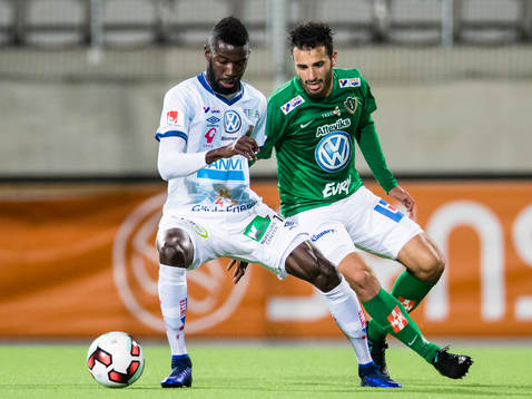 Gefles Dioh Williams i kamp om bollen med Jönköpings