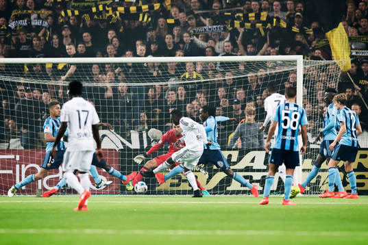 s Chinedu Ogbuke Obasi gör 0-3 bakom Djurgårdens målvakt