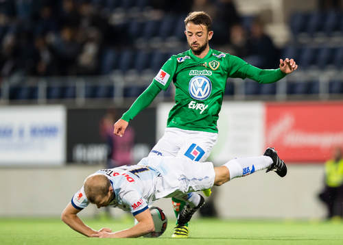 Jönköpings Robert Gojani i kamp om bollen med Gefles