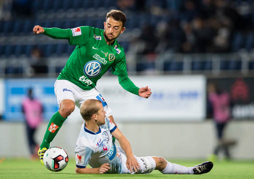 Jönköpings Robert Gojani i kamp om bollen med Gefles