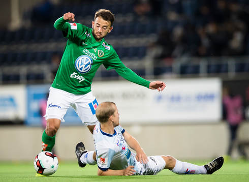 Jönköpings Robert Gojani i kamp om bollen med Gefles