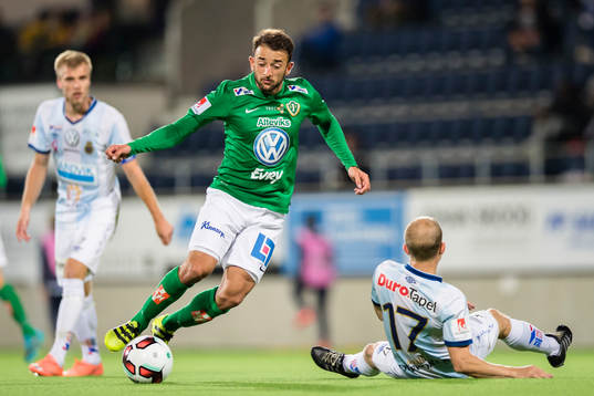Jönköpings Robert Gojani i kamp om bollen med Gefles