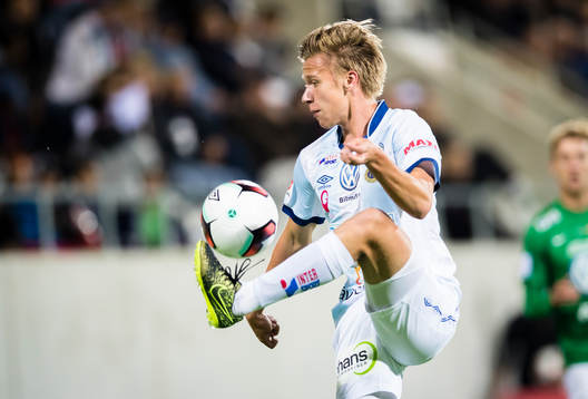 Gefles Albin Lohikangas tar ner en boll